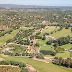Villa Casa Branca, Village